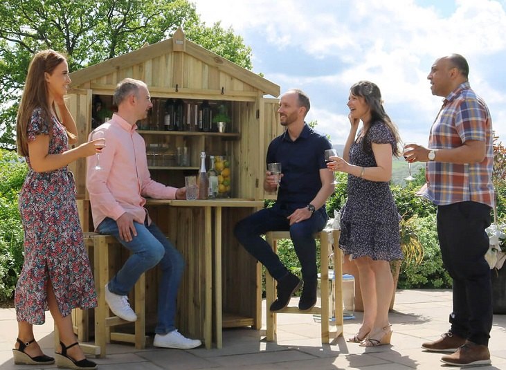 A garden bar for entertaining friends