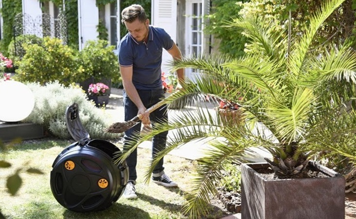 The Hozelock easy mix composter