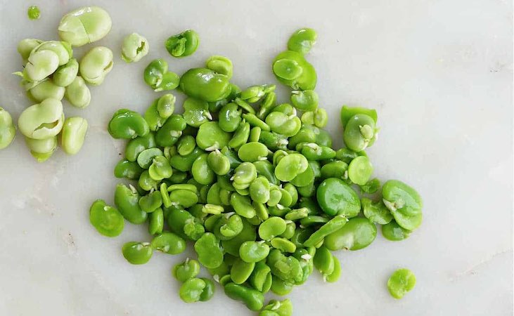 Broad beans with skins removed