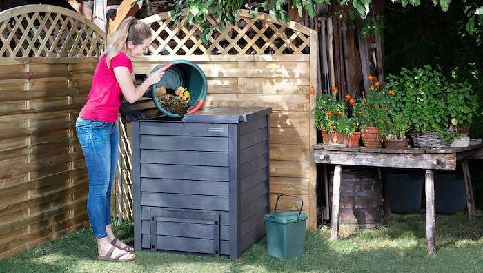 Adding organic material to a Thermo Wood composter