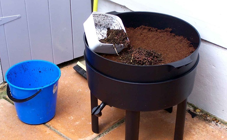 worm farm container - public domain image worm farm container - public domain image